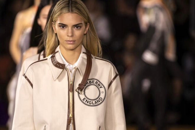 Kendall Jenner yeni imajıyla podyumlara geri döndü
