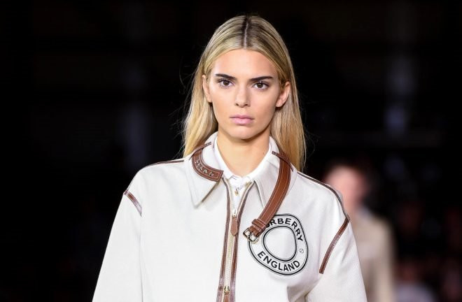 Kendall Jenner yeni imajıyla podyumlara geri döndü