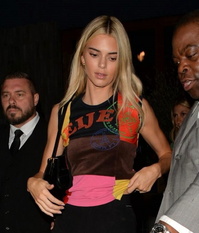 Kendall Jenner yeni imajıyla podyumlara geri döndü
