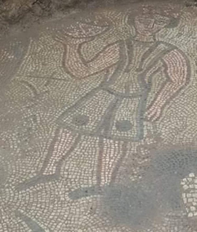 Mardin Derik'te kaçak kazıda 1500 yıllık mozaik bulundu