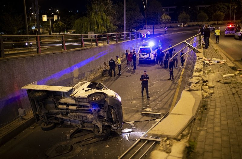 Bariyerlere çarpan kamyonet alt geçide düştü