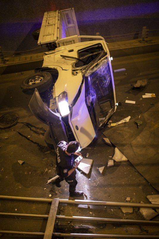 Bariyerlere çarpan kamyonet alt geçide düştü