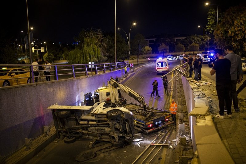 Bariyerlere çarpan kamyonet alt geçide düştü