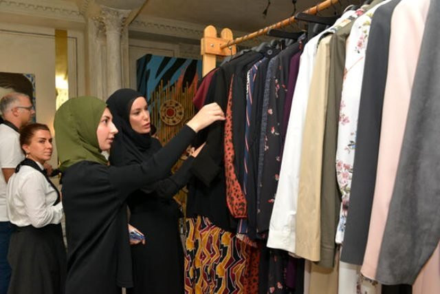 Gamze Özçelik özel tasarımlarıyla moda dünyasına adım attı
