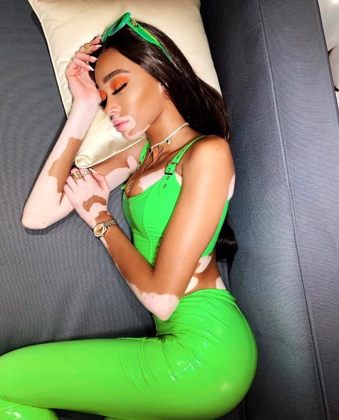 Ünlü model uçaktaki paylaşımı başına bela oldu