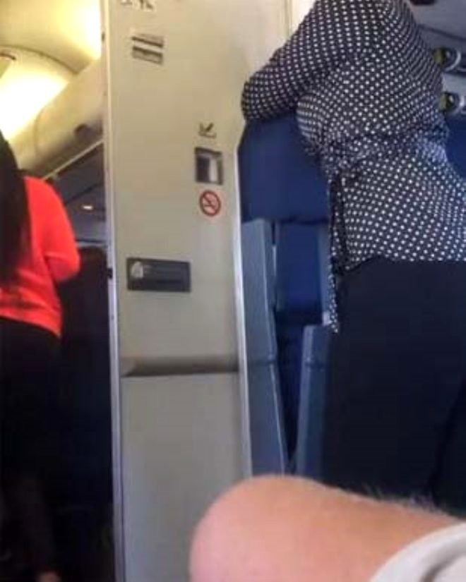 Uçak tuvaletinde rezalet! Ünlü isim böyle paylaştı