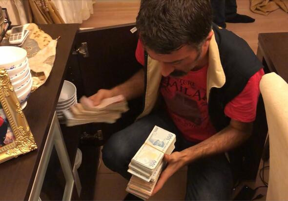 Polis paraları saya saya bitiremedi !