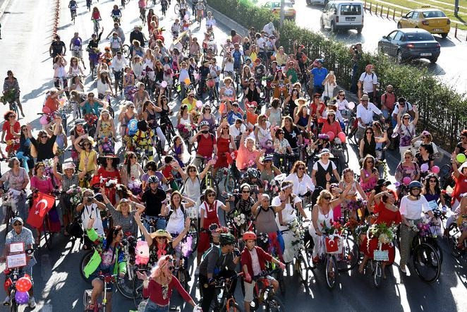 İzmir’de 'Süslü Kadınlar Bisiklet Turu'nda pedallar özgürlük için çevrildi - Resim: 1