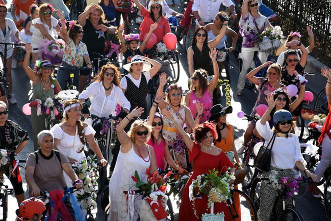 İzmir’de 'Süslü Kadınlar Bisiklet Turu'nda pedallar özgürlük için çevrildi - Resim: 3