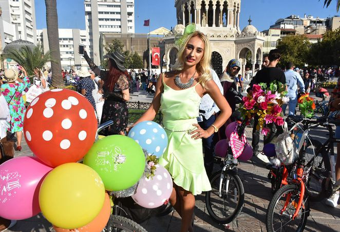 İzmir’de 'Süslü Kadınlar Bisiklet Turu'nda pedallar özgürlük için çevrildi - Resim: 4
