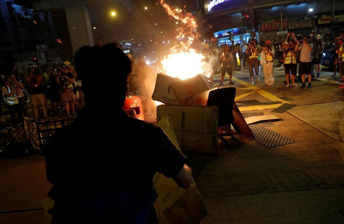 Hong Kong’da sokaklar savaş alanına döndü
