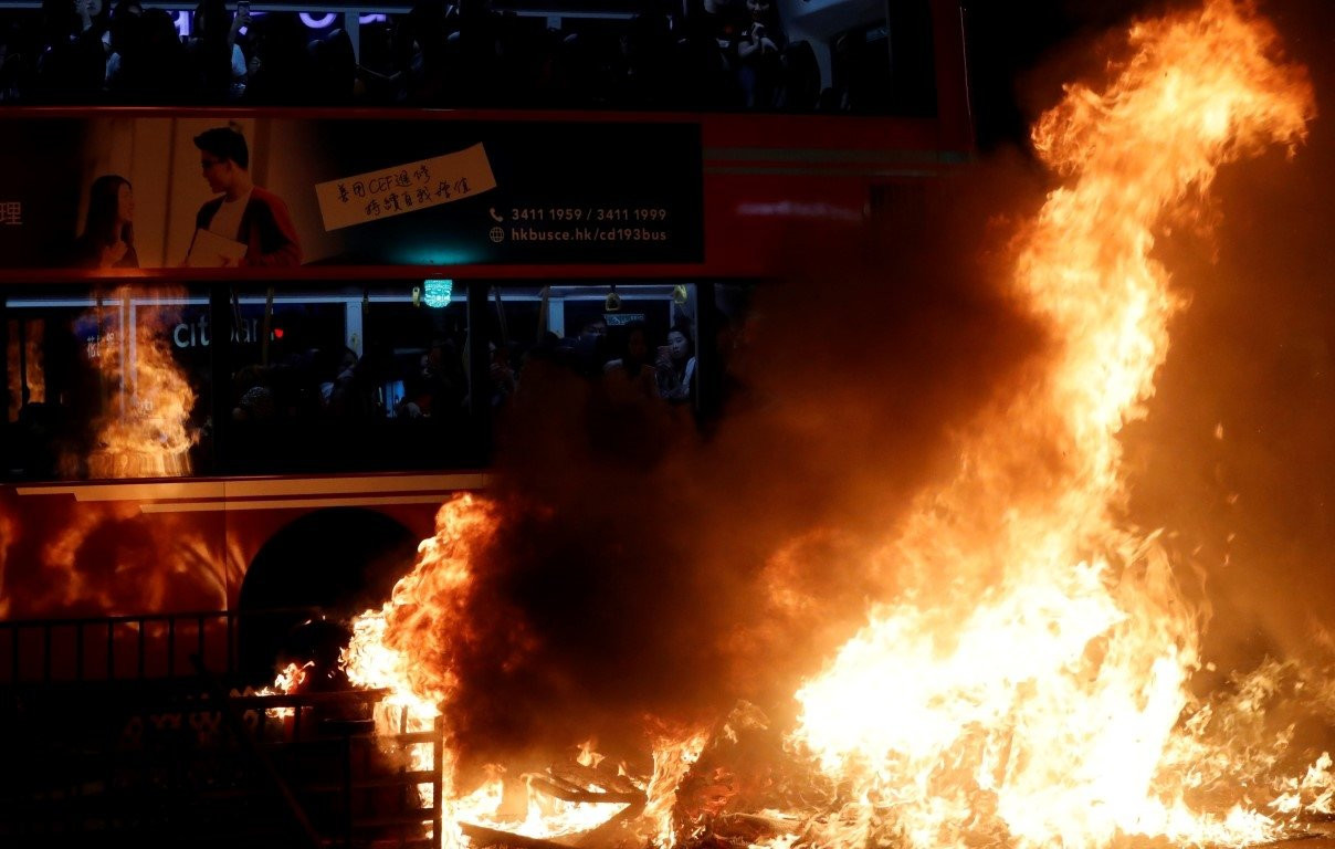 Hong Kong’da sokaklar savaş alanına döndü