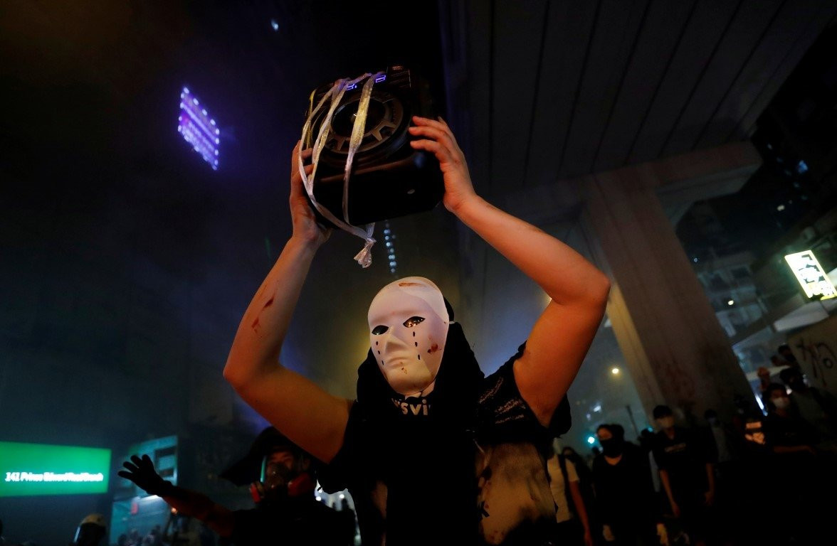 Hong Kong’da sokaklar savaş alanına döndü