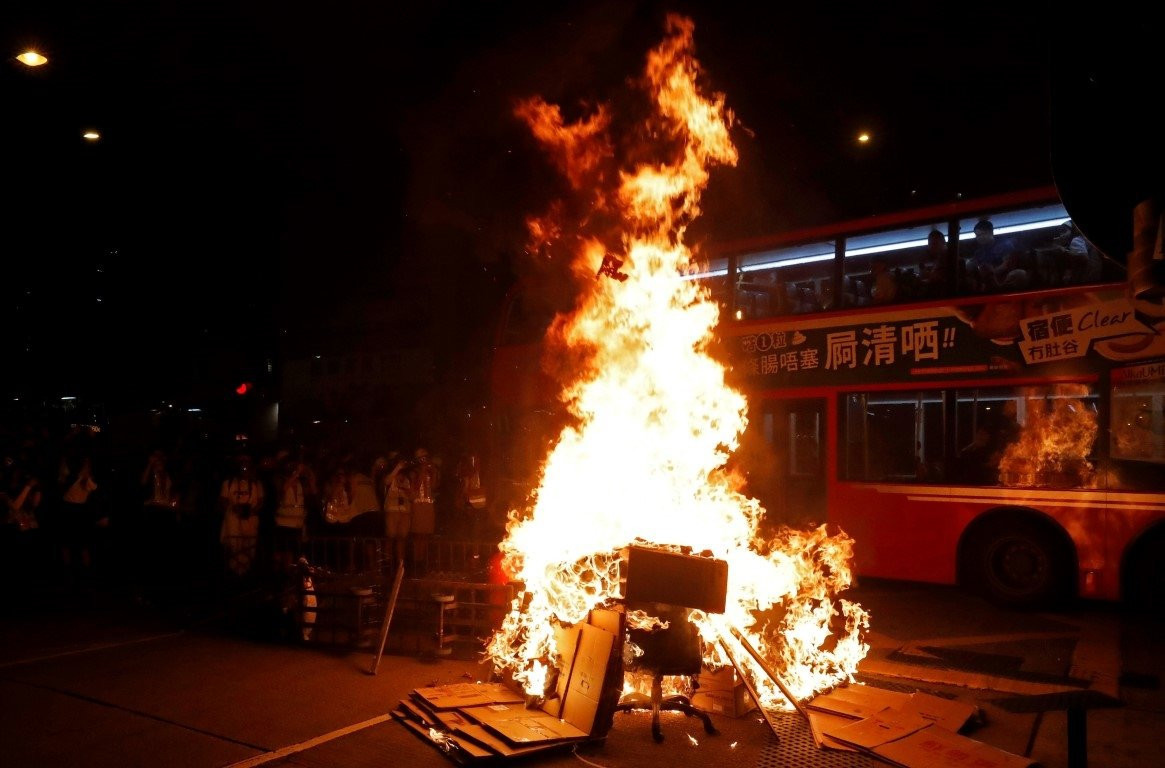 Hong Kong’da sokaklar savaş alanına döndü