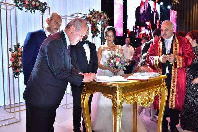 YHT hattındaki kaza sonrası Bakan'ın düğüne katılması tepki çekti - Resim : 1