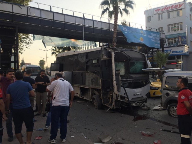 Adana'da polis servisine bombalı saldırı: Yaralılar var
