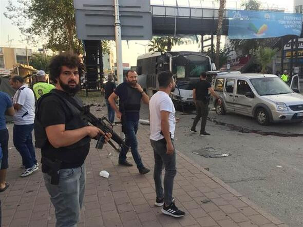 Adana'da polis servis aracına saldırı ! İşte ilk görüntüler