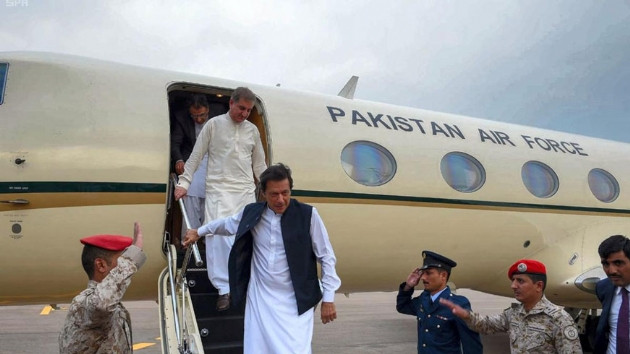Pakistan Başbakanı'nın uçağı acil iniş yaptı