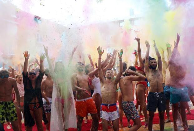 Antalya'da turistlerin çılgın eğlencesi
