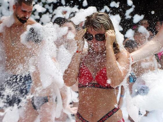 Antalya'da turistlerin çılgın eğlencesi