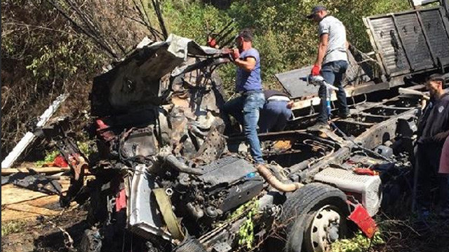 Uçuruma yuvarlanan kamyon alev alev yandı: 3 ölü