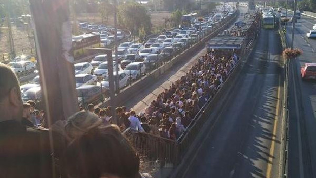 İstanbul'da pazartesi çilesi ! Metrobüste uzun kuyruklar oluştu