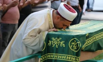 Müftü ''mahcubuz'' dedi tabutunu öptü