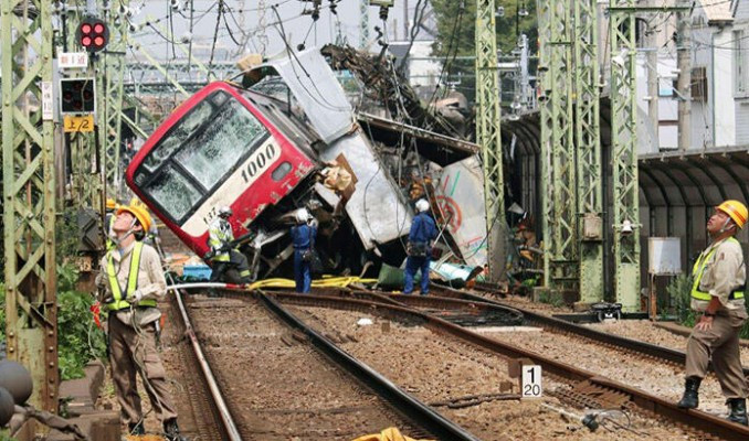 Korkunç kaza ! Tren, kamyonu biçti: Çok sayıda yaralı var