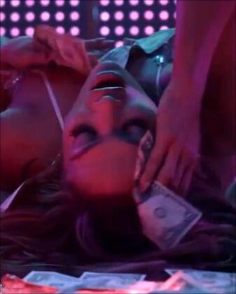 Jennifer Lopez, festivale iç çamaşırsız katıldı