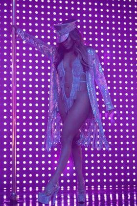 Jennifer Lopez, festivale iç çamaşırsız katıldı