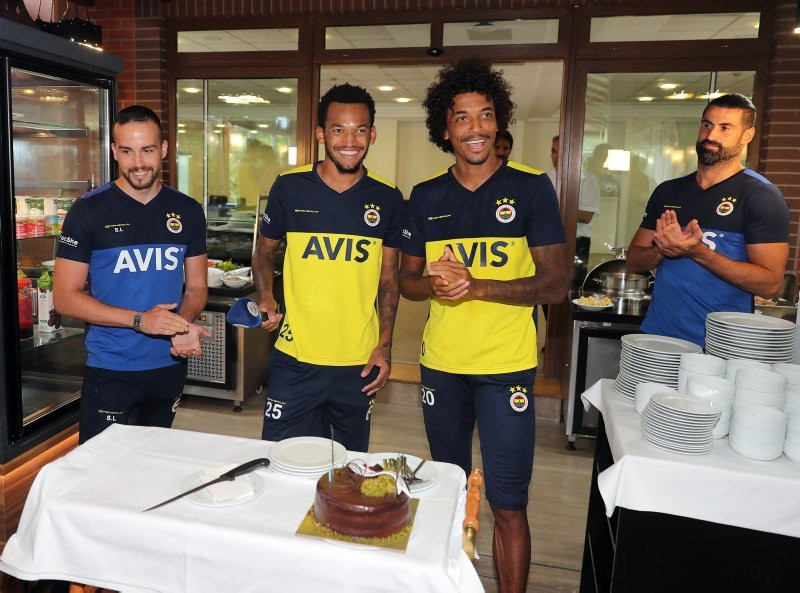 Fenerbahçe sürpriz transferi devre arasına bıraktı