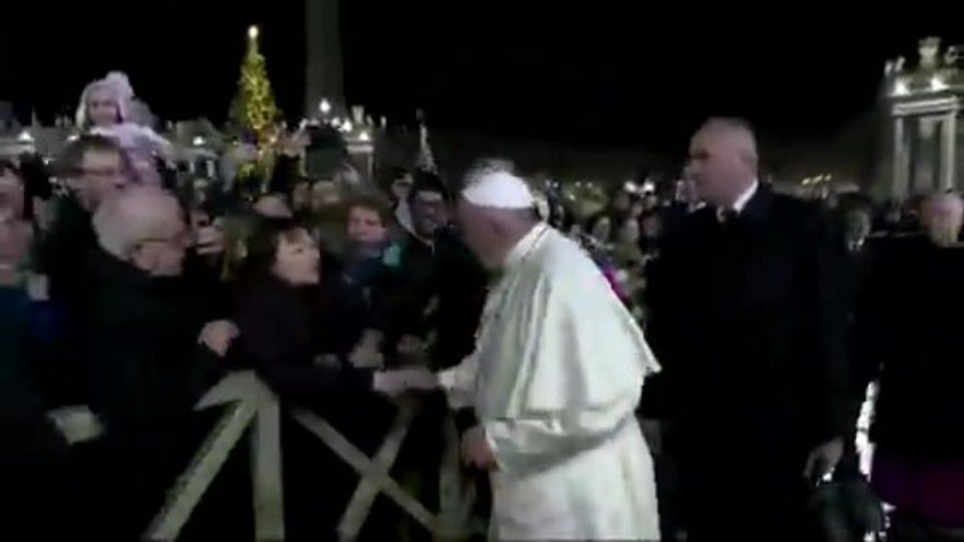 Vatikan'da Papa'ya turist tacizi