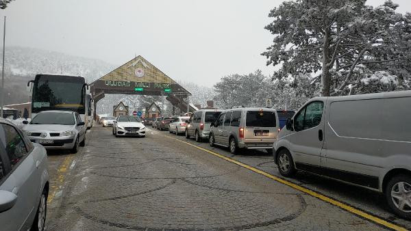 Uludağ'a tatilci akını ! 5 kilometrelik kuyruk oluştu