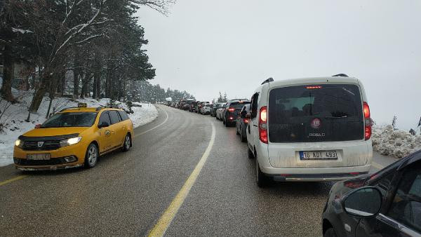 Uludağ'a tatilci akını ! 5 kilometrelik kuyruk oluştu
