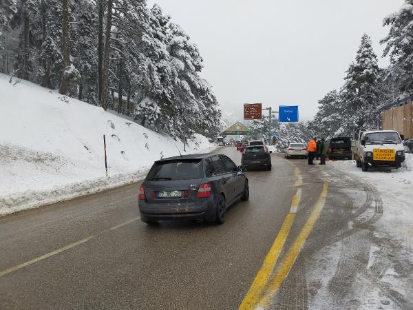 Uludağ'a tatilci akını ! 5 kilometrelik kuyruk oluştu