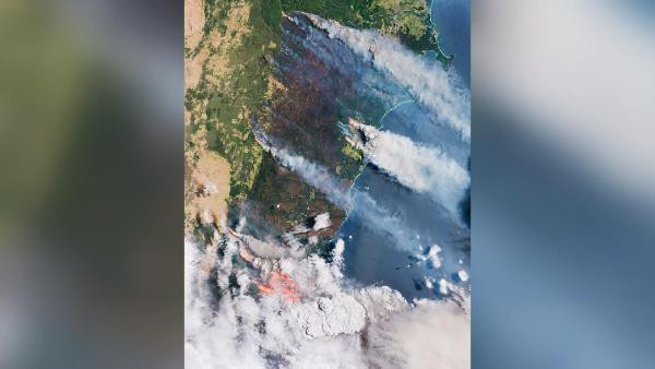 Avustralya'yı küle çeviren yangın uydudan görüntülendi