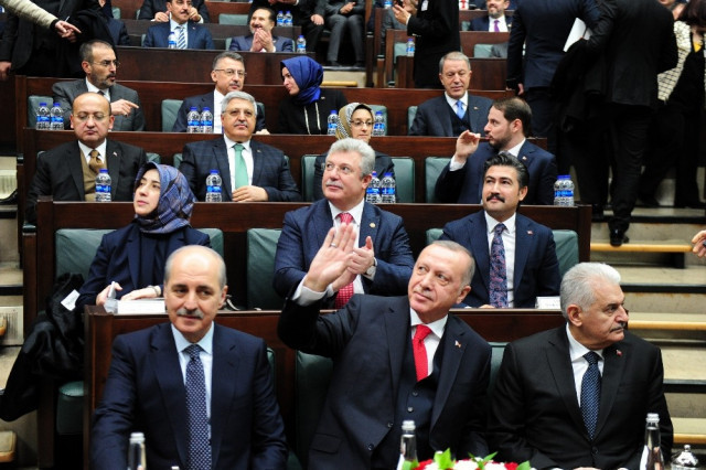 AK Parti grubuna damga vuran anlar ! Erdoğan kürsüyü ona bıraktı