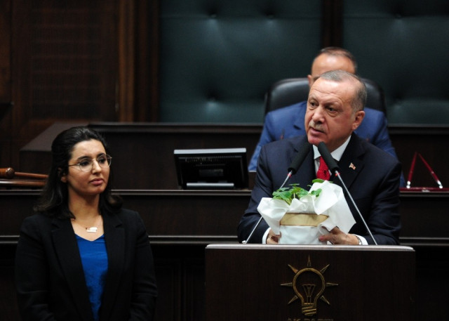 AK Parti grubuna damga vuran anlar ! Erdoğan kürsüyü ona bıraktı