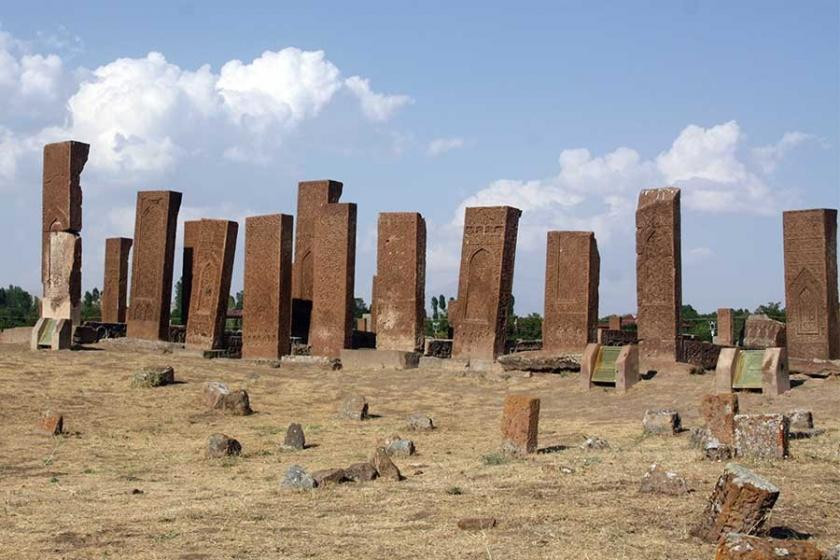 AYM'nin iptal ettiği yasa önerisinden Ahlat Sarayı çıktı !