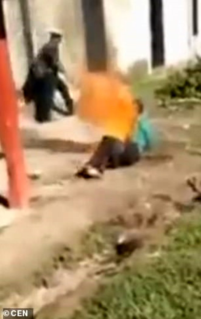 Cinsel istismarcı adamı yakarak öldürdüler !