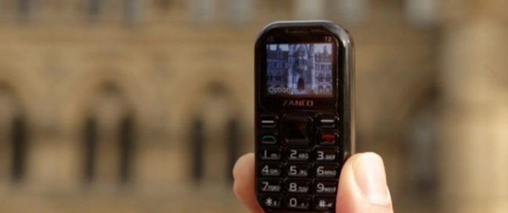 Sadece bir USB bellek kadar... İşte dünyanın en küçük telefonu