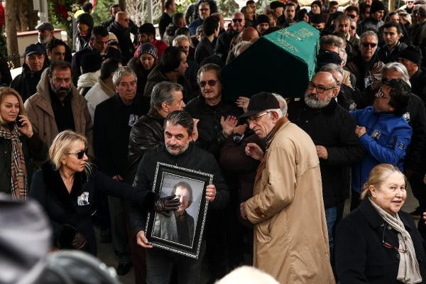 Ünlü oyuncu Recep Aktuğ son yolcuğuna uğurlandı
