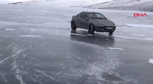 Buz tutan Çıldır gölü üzerinde drift şov!