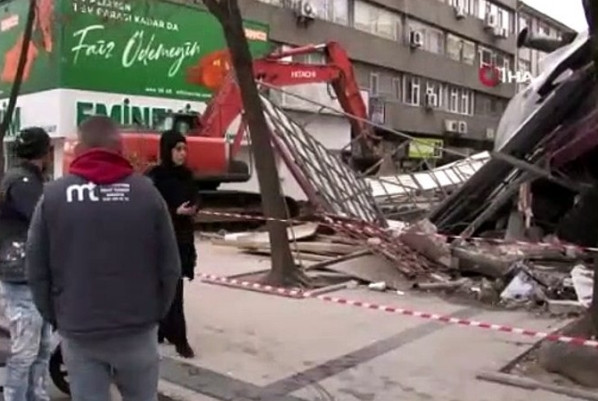 Sakarya’da bina çöktü!