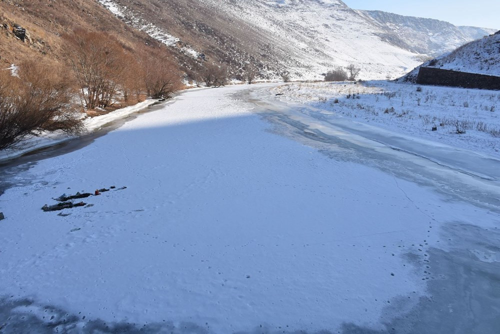 Bu fotoğraf Türkiye'den! Sibirya soğukları baraj gölünü dondurdu