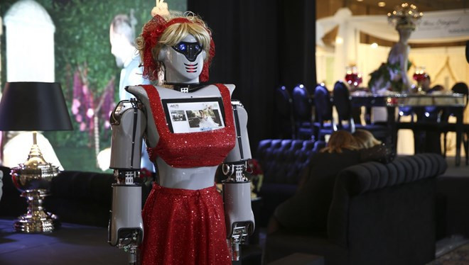 Kınayı artık robotlar getirecek ! Türkü bile söylüyor