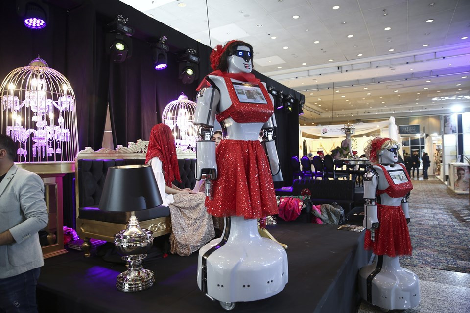 Kınayı artık robotlar getirecek ! Türkü bile söylüyor