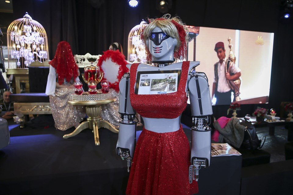 Kınayı artık robotlar getirecek ! Türkü bile söylüyor