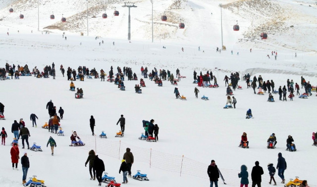 Ünlü tatil merkezine 100 bin kişi akın etti