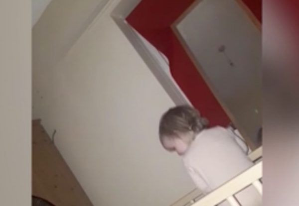 Hayaletlerle konuşan bebeğini videoya çekti